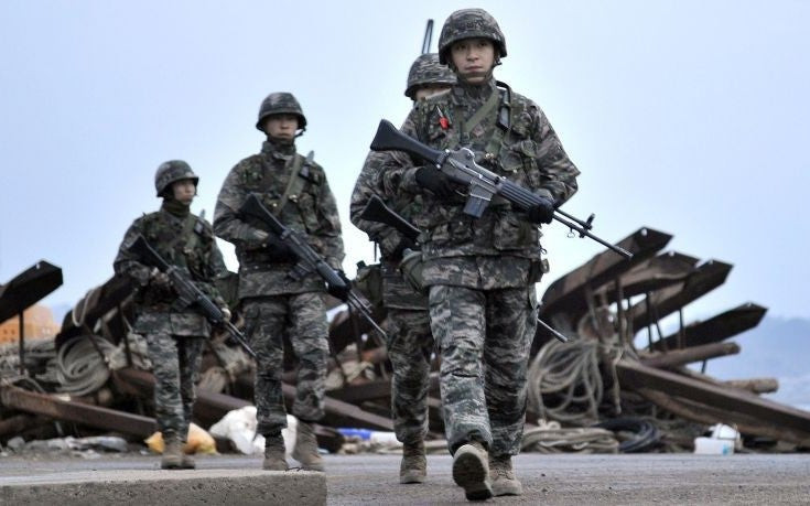 Ασκήσεις με πραγματικά πυρά στη Νότια Κορέα μετά την εκτόξευση του Κιμ (εικόνες)